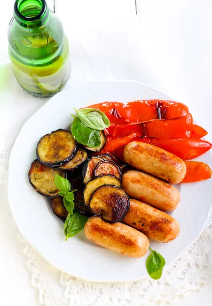 Geroosterde worstjes, aubergine en peper — Stockfoto