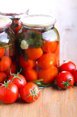 Korunmuş turşusu domates kavanoz 