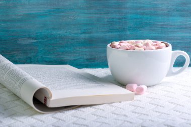 Sıcak çikolata meşrubatının hatmi ile 