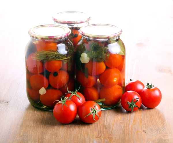 Purkit säilöttyjen marinoitujen tomaattien kanssa — kuvapankkivalokuva