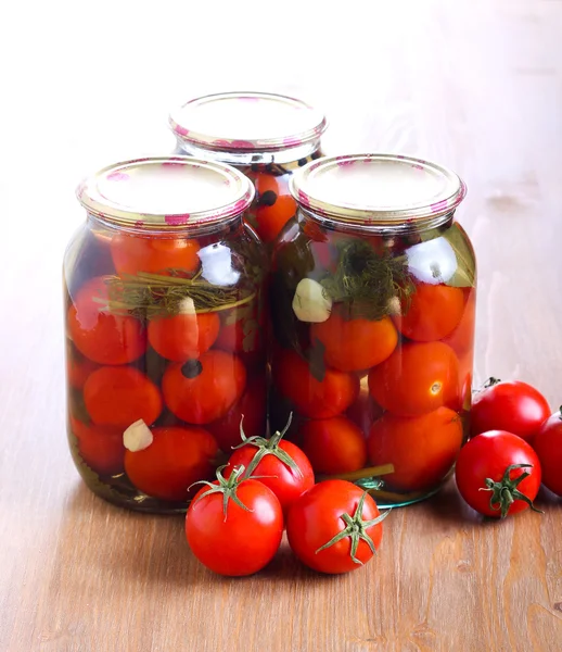 Frascos con conservas de tomates en escabeche — Foto de Stock