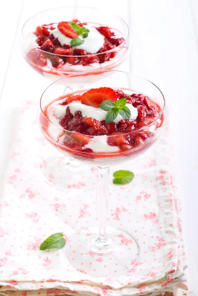 Strawberry and cream trifle — Stock Photo, Image