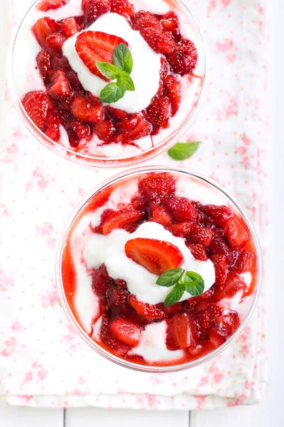 Erdbeere und Sahne Kleinigkeit — Stockfoto