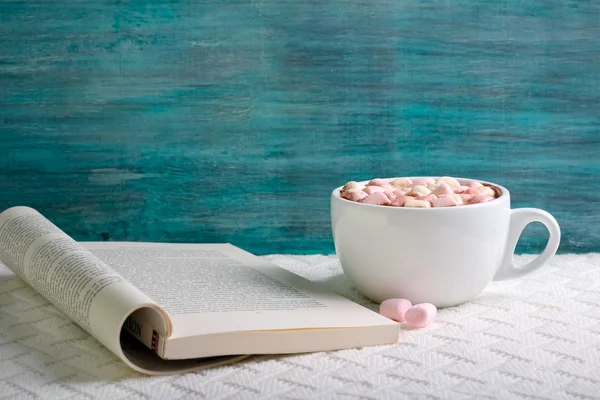 Bebida de chocolate quente com marshmallow — Fotografia de Stock