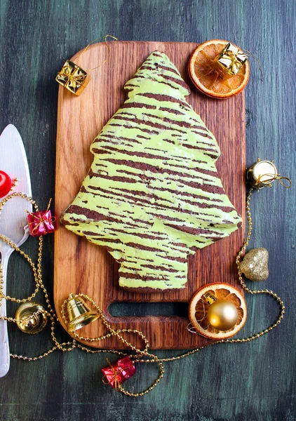 Bolo de chocolate com cobertura verde — Fotografia de Stock