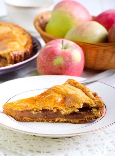 Apple filling shortcrust pastry cake — Stock Photo, Image