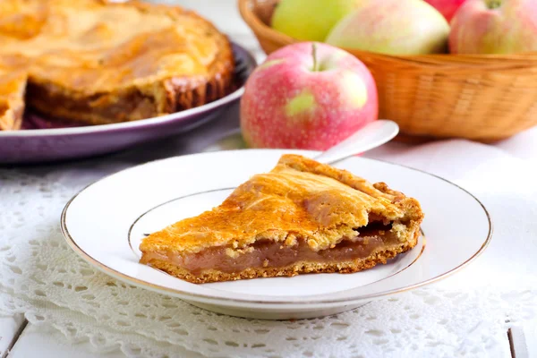 Apple filling shortcrust pastry cake — Stock Photo, Image