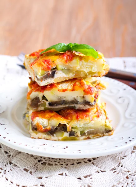 Zucchini och aubergine ost och tomat baka — Stockfoto