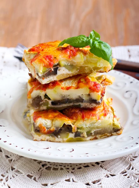 Zucchini och aubergine ost och tomat baka — Stockfoto