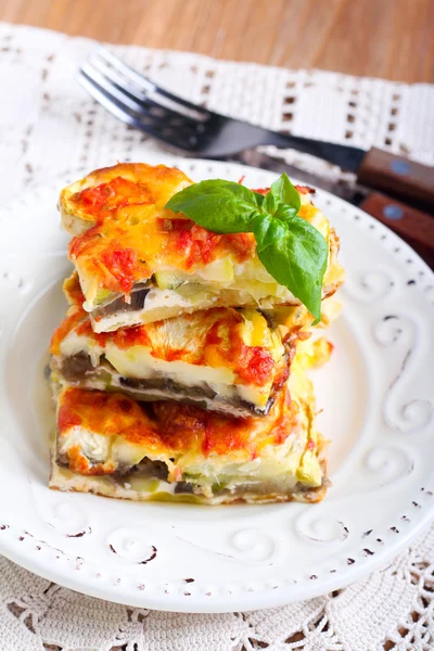 Zucchini och aubergine ost och tomat baka — Stockfoto