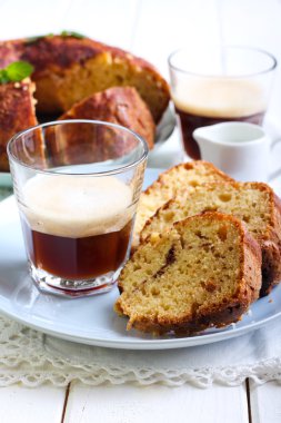 Dilim kahveli kek ve içecek bardak 