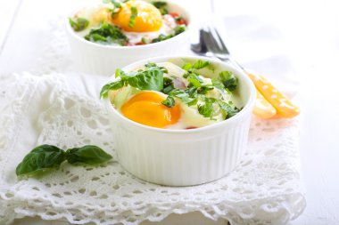 Domates ve yumurta pişir 