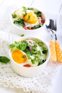 Domates ve yumurta pişir 