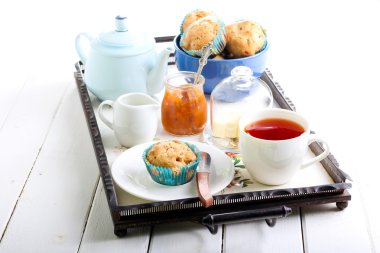 Muffin, fincan çay ve reçel 