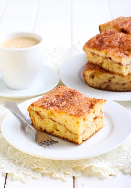 Cinnamon sour cream coffee cake — Stock Photo, Image