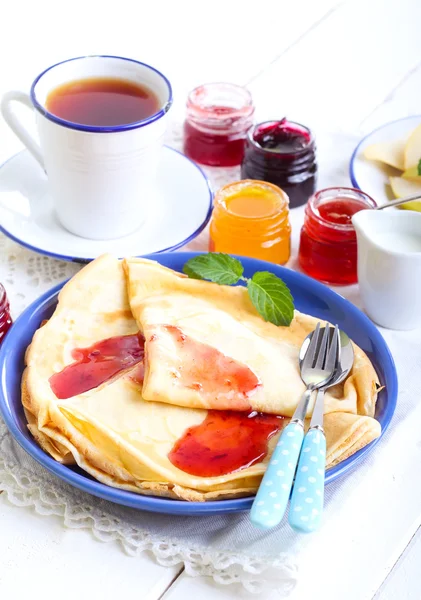 Crêpes mit verschiedenen Marmeladensorten — Stockfoto