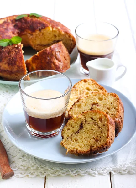 Rebanadas de pastel de café y vaso de bebida — Foto de Stock