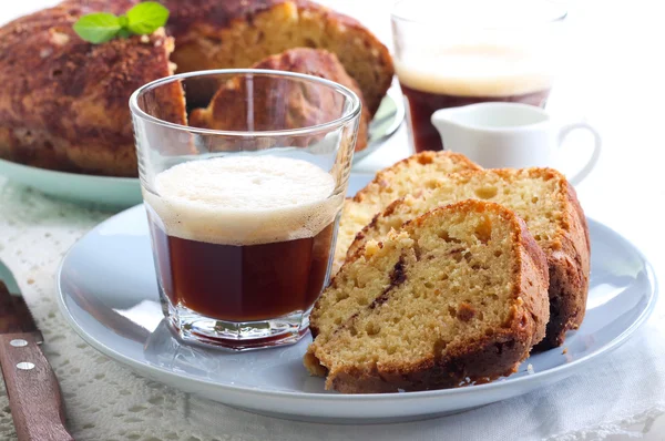 Rebanadas de pastel de café y vaso de bebida — Foto de Stock