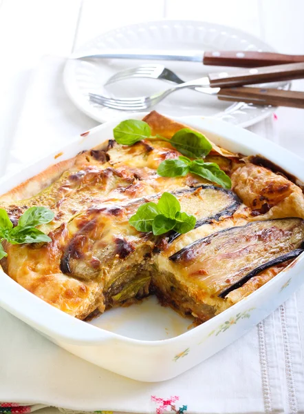 Vegetabiliska lasagne i en bakplåt — Stockfoto