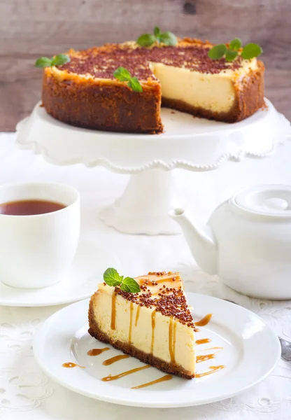 Tarta de queso con caramelo llovizna —  Fotos de Stock