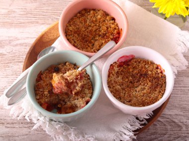 Plum crumble dessert cakes in ramekins