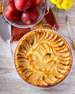 Ev yapımı elma pasta plaka üzerinde