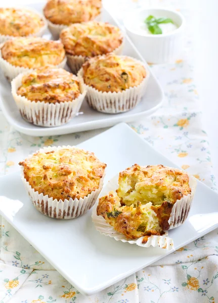 Zucchine salate, erbe aromatiche e muffin feta — Foto Stock