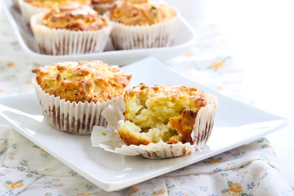 Herzhafte Zucchini, Kräuter und Feta-Muffins — Stockfoto