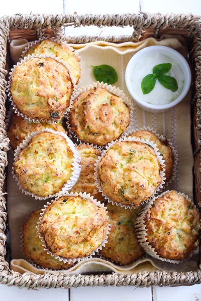 Zucchini, Kräuter und Feta-Muffins — Stockfoto