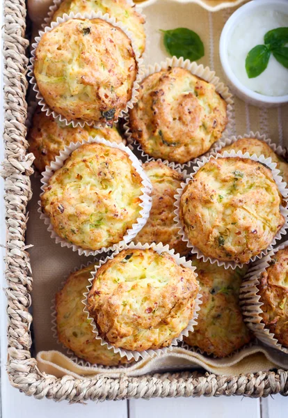 Zucchini, Kräuter und Feta-Muffins — Stockfoto