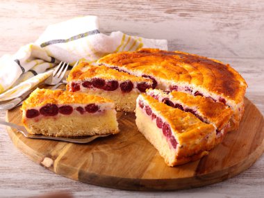 Kirazlı ve peynirli kek, seçici odaklanma