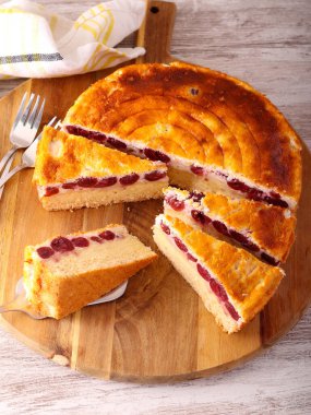 Tahtada dilimlenmiş vişneli ve peynirli kek.