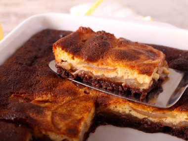 Çikolata ve armut teneke kutuda tatlı pişirir.