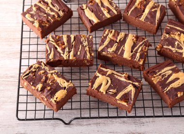 Sağlıklı beslenme, nohut, hurma, fıstık ve fıstık ezmesinden yapılmış çikolatalı kek yok.