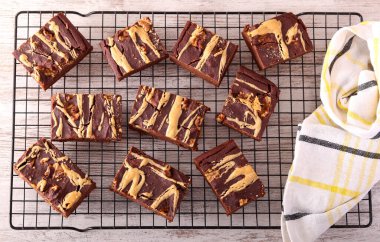 Sağlıklı beslenme, nohut, hurma, fıstık ve fıstık ezmesinden yapılmış çikolatalı kek yok.