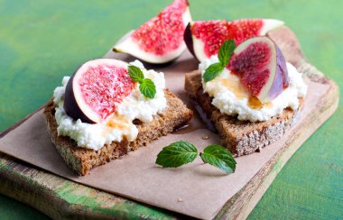 peynir ve taze incir ile ekmek