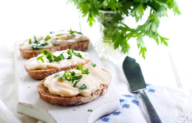 Çavdar ekmeği yaymak tavuk pate ile dilim