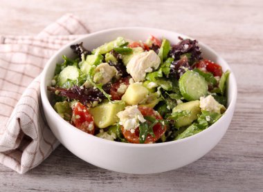 Tavuk, feta ve avokado salatasıyla karıştırılmış sağlıklı salata.