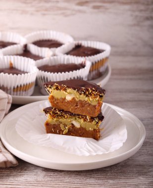 Tarih, fındık ve çikolatalı ev yapımı sağlıklı bardaklar.