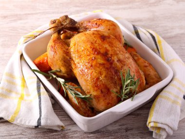 Beyaz teneke içinde kızarmış tavuk.