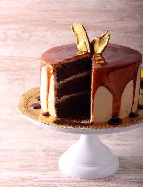 Çikolata ve karamel kaplı turta.