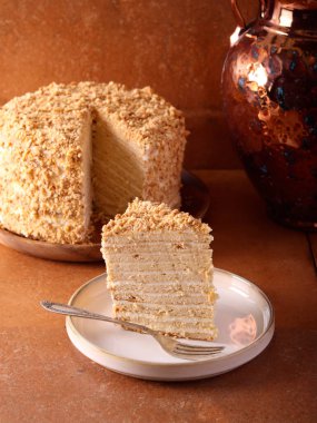 Yüksek katmanlı kremalı ballı kek.