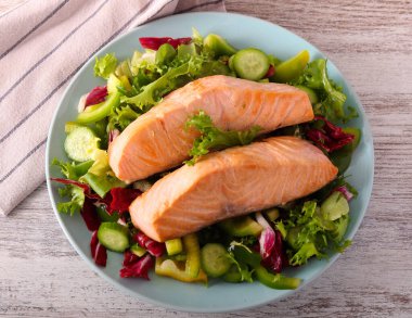 Salatalı somon filetosu.