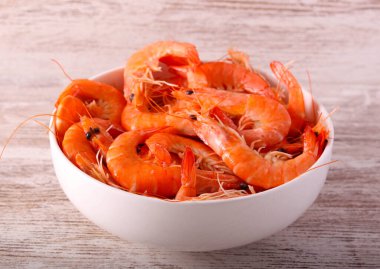 Bir kase pişmiş karides