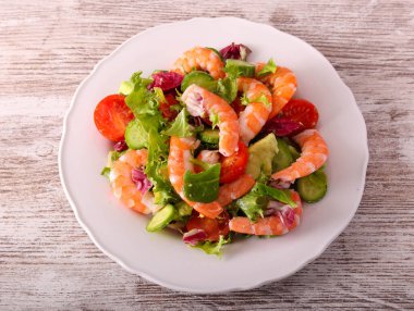 Sebze ve karides salatasını karıştır.