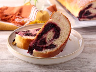 Kirazlı tatlı ekmek dilimlenmiş.