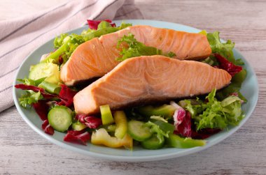 Salatalı somon filetosu.
