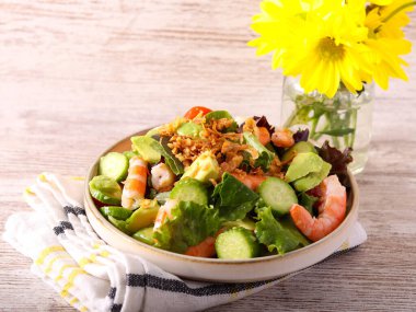 Sağlıklı sebzeler ve karides salatası.