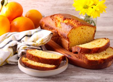 Nemli turuncu pasta, dilimlenmiş ve servis edilmiş.