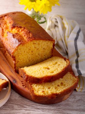 Nemli turuncu pasta, dilimlenmiş ve servis edilmiş.